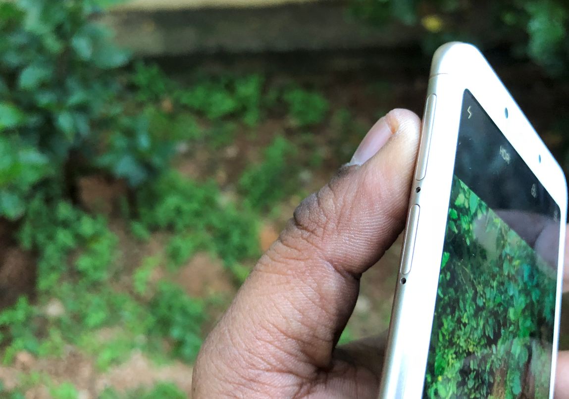 Xiaomi Redmi 6 comes with two tray slots--one have SIM 1 and microSD, and the second for SIM 2 on the left side of the edge. Xiaomi, Redmi 6, review, India, launch, Desh ke naye smartphones