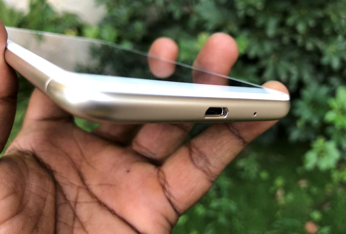 Xiaomi Redmi 6 comes with microUSB port and a mic at the buttom. Xiaomi, Redmi 6, review, India, launch, Desh ke naye smartphones