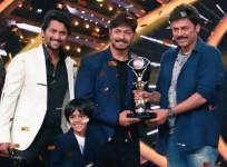 Kaushal receiving Bigg Boss Telugu 2 winner's trophy from Venkatesh