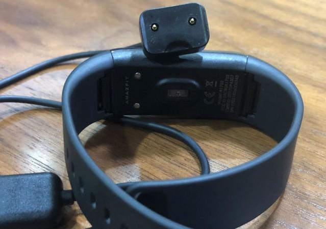 Amazfit Cor comes with magnetic charger clip, which is easy to attach and detach from the case. Amazfit Cor, review, India, launch, price