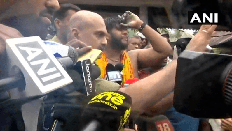 Inspector General S Sreejith talks to the devotees inspector sreejith sabarimala