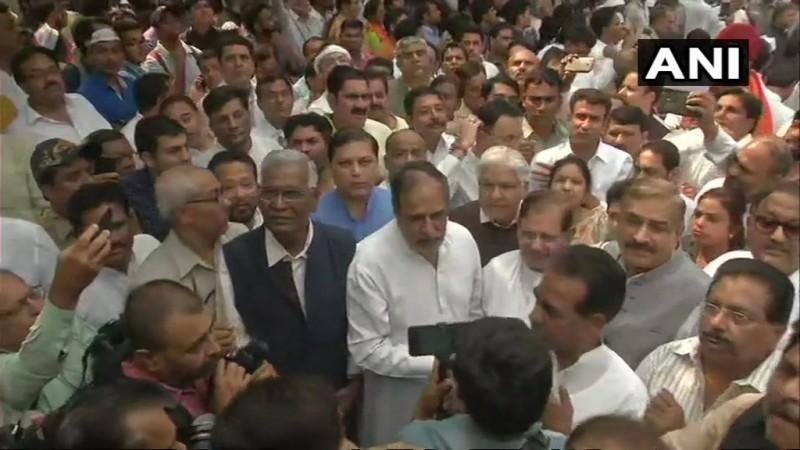 Congress's Anand Sharma, CPI's D Raja and Sharad Yadav outside Dayal Singh College, ahead of the protest march to CBI HQ against the removal of CBI Director Alok Verma. cbi protests congress CPI, TMC