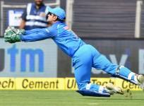 MS Dhoni takes a stunning catch