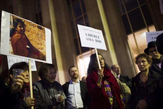 People hold signs reading 'Free Asia Bibi' as they demonstrate on the Parvis des droits de l'homme in Paris Asia Bibi