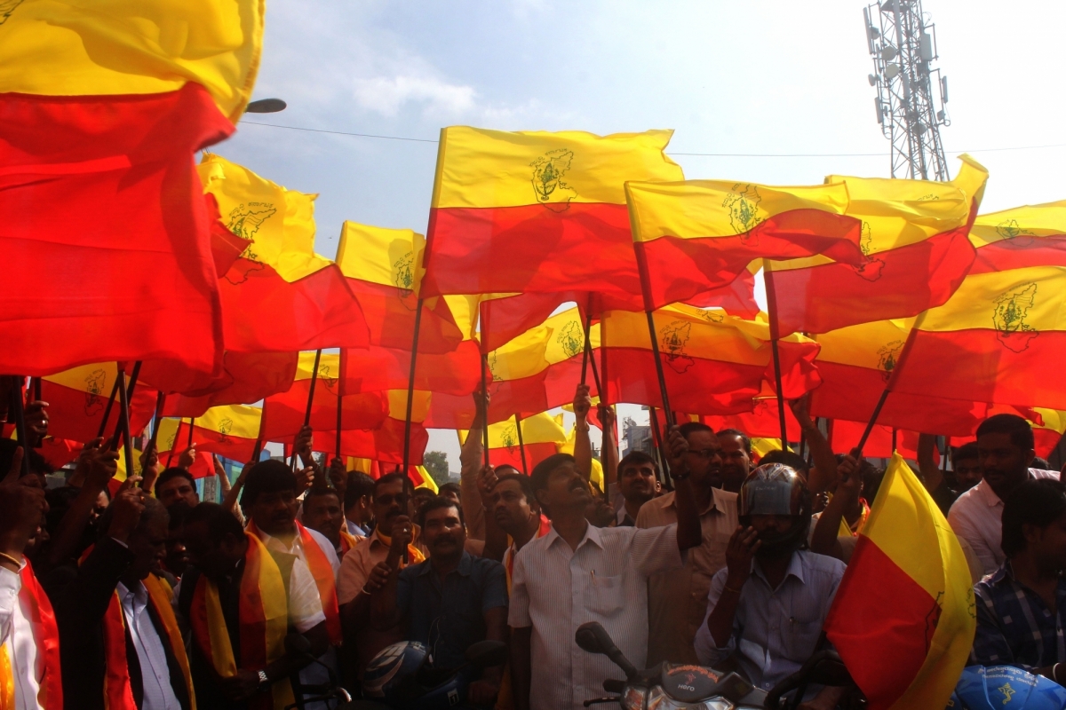 KARNATAKA FLAG FLYING HIGH with Vidhana Soudha in BACKGROUND Stock Photo -  Image of bengaluru, government: 174015740