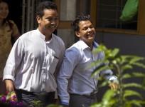 Detained Myanmar journalist Phyo Wai Win (R) leaves the court compound after a hearing in Yangon on October 26, 2018. - Three Myanmar journalists from Eleven Media were granted bail on October 26, but must continue to fight a defamation case after hopes t