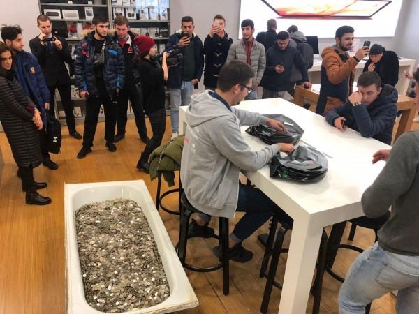 Russian man buys iPhone XS in a strange manner Russian man buys iPhone XS in a strange manner