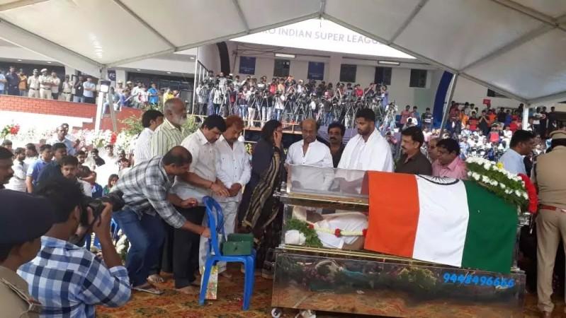 Rajinikanth pays respect to Ambareesh Rajinikanth pays respect to Ambareesh