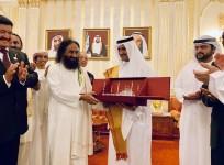 HH Sheikh Hamad bin Mohammad Al sharqi presents a memento to Gurudev Sri Sri Ravi Shankar as part of his maiden visit to the UAE