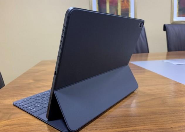 Apple Smart Keyboard Folio for the new iPad Pro (2018) series. Apple, iPad Pro, 2018, smart keyboard folio, review, performance, design, launch, price,