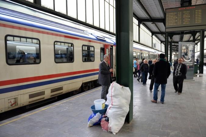 People wait on a platform at a train station in Ankara on March 31, 2015, after a massive power cut. AFP PHOTO / STRINGER TURKEY-TRANSPORT-ELECTRICITY-CUT
