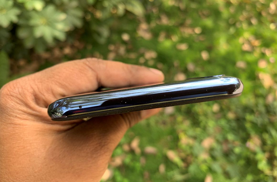 Asus Zenfone Max Pro M2 comes with smooth top frame with a lone microphone. Asus, Zenfone Max Pro M2, review, design, camera, battery, price, India, launch