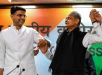 Rajasthan chief minister Ashok Gehlot (R) and his newly-appointed deputy Sachin Pilot