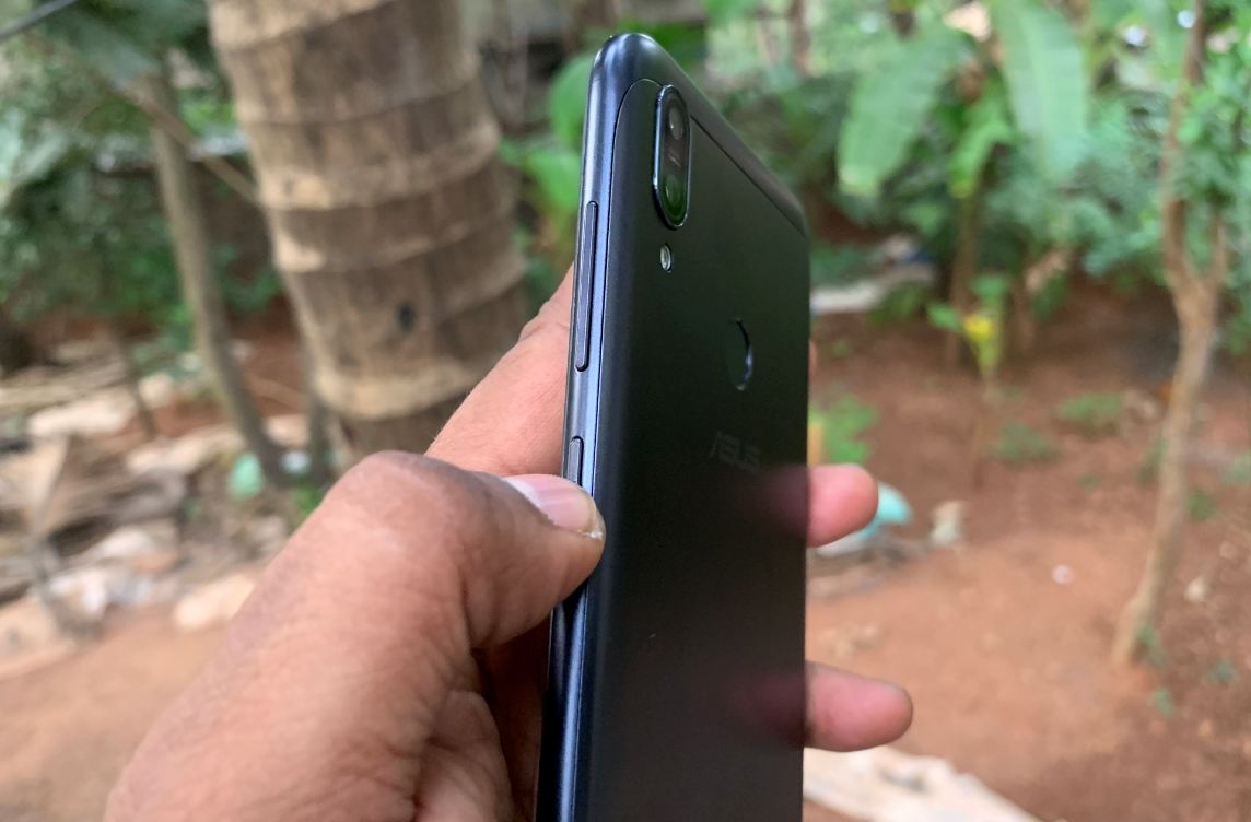 Asus Zenfone Max M2 comes with volume rockers and power buttons placed one above the other in the right side. Asus, Zenfone Max M2, review, India, launch,price