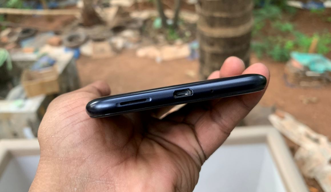 Asus Zenfone Max M2 features a microUSB port, a mic and a loud speaker at the base. Asus, Zenfone Max M2, review, India, launch,price