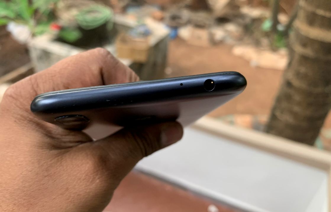 Asus Zenfone Max M2 features 3.5mm audio jack and a mic on the top side. Asus, Zenfone Max M2, review, India, launch,price