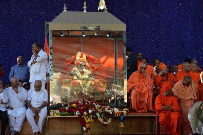 TOPSHOT - EDITORS NOTE: Graphic content / The body of Indian spiritual leader Shivakumara Swami is placed on display for mourners to pay their respects after his death at the age of 111 in Tumakuru, some 75km northwest of Bangalore, on January 21, 2019. - The spiritual leader who was head of the Lingayatism faith, a major tradition within Hinduisum, was known for his philanthropic activities. The body of Indian spiritual leader Shivakumara Swami