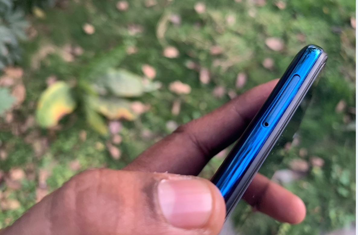 Oukitel U23 features hybrid SIM tray slot in the left side. Oukitel U23, review, price