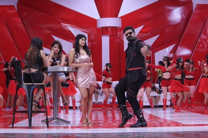 Simbu and Megha Akash in Vantha Rajavathaan Varuven. Vantha Rajavathaan Varuven