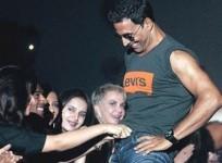 Twinkle Khanna unbuttons Akshay Kumar's jeans at Lakme Fashion show