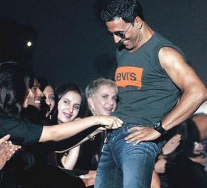 Twinkle Khanna unbuttons Akshay Kumar's jeans at Lakme Fashion show Twinkle Khanna unbuttons Akshay Kumar's jeans at Lakme Fashion show