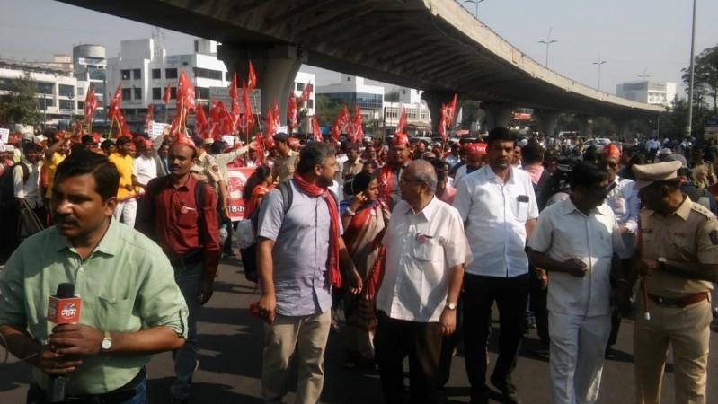 Nashik: Farmers march towards Mumbai from Mumbai Naka in Nashik, on Feb 21, 2019. farmers march maharashtra