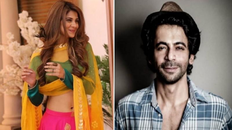 Nach Baliye 9 co-hosts Jennifer Winget and Sunil Grover Nach Baliye 9 co-hosts Sunil Grover and Jennifer Winget