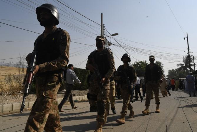 Pakistani army soldiers walk outside the Chinese consulate after an attack in Karachi on November 23, 2018. - At least two policemen were killed when unidentified gunmen stormed the Chinese consulate in the Pakistani port city of Karachi on November 23, officials said. Pakistani army