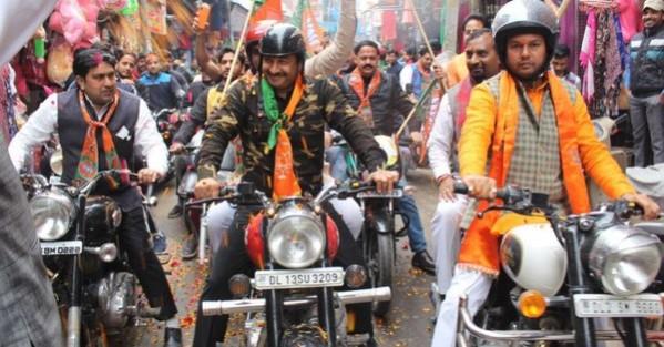 The President of BJP wing in Delhi, Manoj Tiwari attended BJP's Vijay Sampark rally in Delhi wearing Indian military uniform Manoj Tiwari