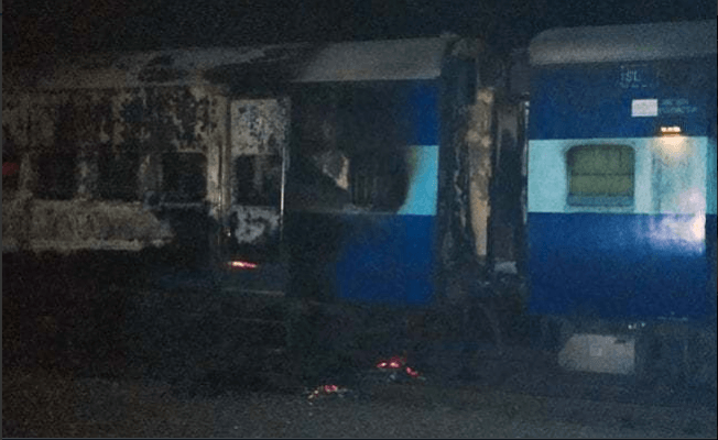 Visuals from the spot were shared on Twitter. Yesvantpur Tatanagar Superfast Express
