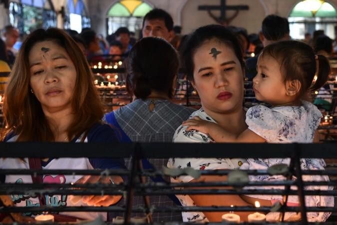 Catholic devotees pray on 'Ash Wednesday' at a church in Manila on March 6, 2019. - The 40-day period of Lent begins on Ash Wednesday, with Catholics around the world observing the season which culminates in Easter Sunday. Ash wednesday