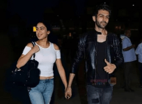 Sara Ali Khan and Kartik Aaryan holding hands. Real or fake?