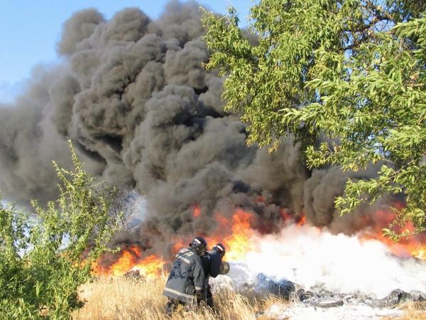 Spanish firefighters trying to extinguish the fire in an illegal tire dumpyard in Valdemingimer, 14 km west Madrid, 28 june 2003. Spanish firefighters trying to extinguish the fire in an illegal tire dumpyard