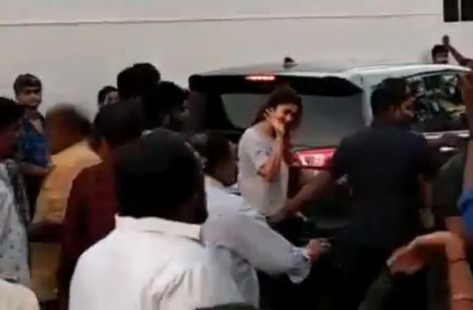 Nayanthara waving hands towards crowd on Thalapathy 63 sets. Nayanthara on the sets of Vijay's Thalapathy 63