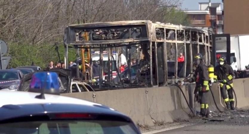 School bus driver hijacks students and sets the bus on fire School bus driver hijacks students and sets the bus on fire