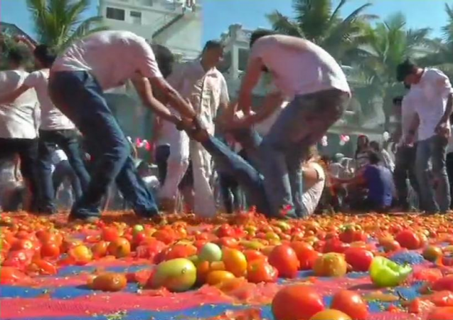 Gujarat people can be seen enjoying the La Tomatina-themed Holi party. Gujarat- la tomatina