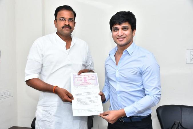 Nikhil Siddhartha Jana Sena MP candidate JD Lakshminarayna Nikhil Siddhartha Jana Sena MP candidate JD Lakshminarayna