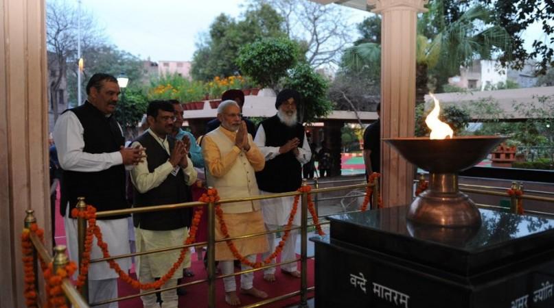 Narendra Modi pays tribute at the Jalianwala Bagh memorial