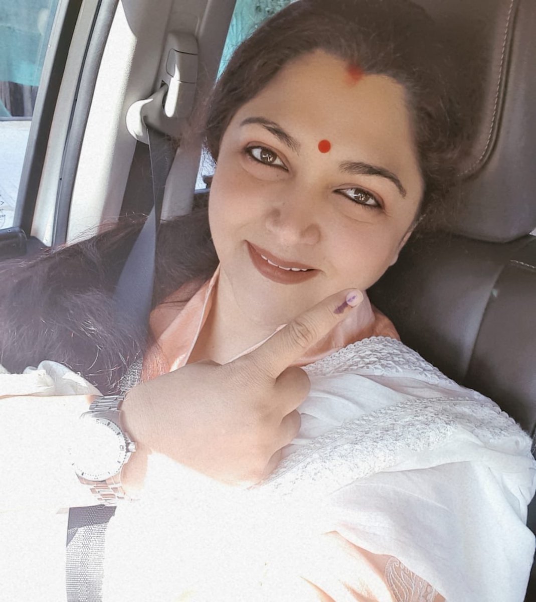 Kollywood Celebs Vote: Khushbu Casts her Vote