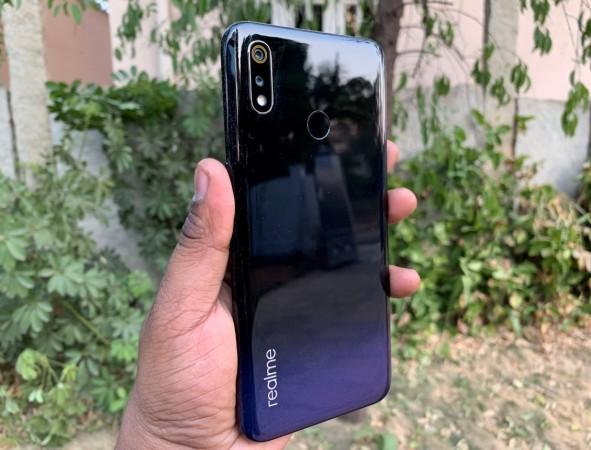 Realme 3 sports glossy shell with dual-tone gradient finish. Realme 3, review, India, launch, price
