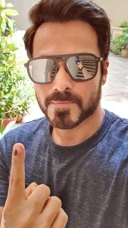 Emraan Hashmi casts his vote in Elections 2019 Emraan Hashmi casts his vote in Elections 2019