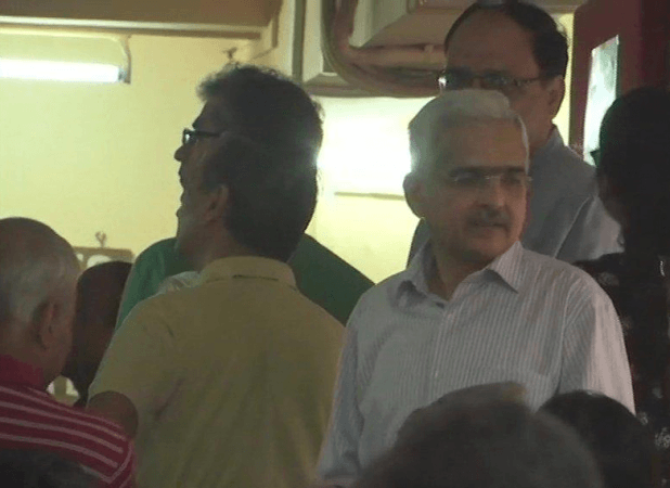 Shaktikanta Das casts vote in Mumbai. shaktikanta das