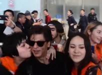 Shah Rukh Khan makes Chinese fans go crazy at an airport