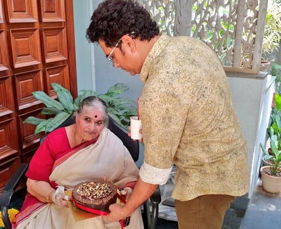 Sachin Tendulkar posted this photo on his Twitter timeline Sachin Tendulkar mother