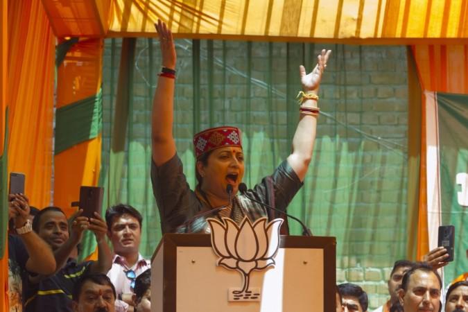 Palampur: Union Minister Smriti Irani addresses a BJP rally ahead of the final phase of 2019 Lok Sabha elections, in Himachal Pradesh's Palampur, on May 15, 2019. Smriti Irani