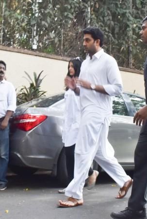 Aishwarya Rai Bachchan and Abhishek Bachchan at Veeru Devgan funeral. Aishwarya and Abhishek at Veeru Devgan funeral