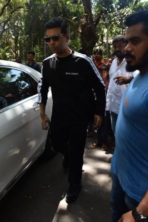 Karan Johar at Ajay Devgn and Kajol house to offer condolences. Karan Johar at Ajay Devgn and Kajol house to offer condolences