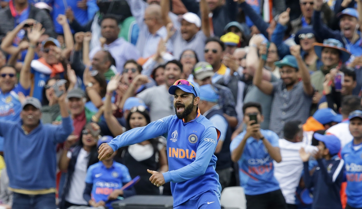Virat Kohli stops crowd from booing Steve Smith, gesture wins hearts -  Watch video - IBTimes India