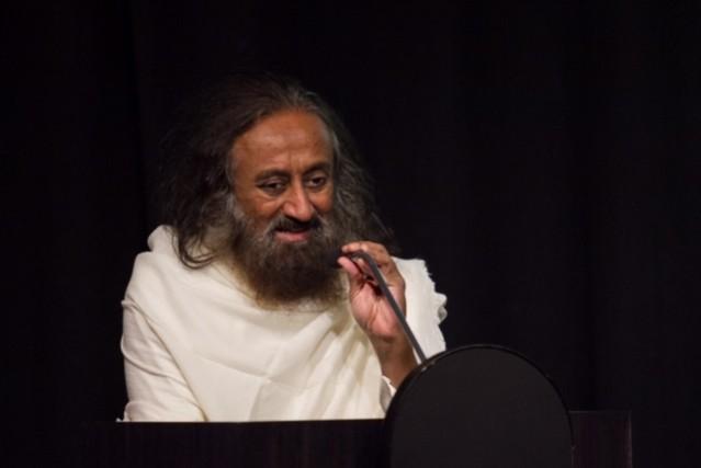 Sri Sri also shared practical inputs that can reduce the burden of environmental pollution on the planet. Sri Sri Ravi Shankar