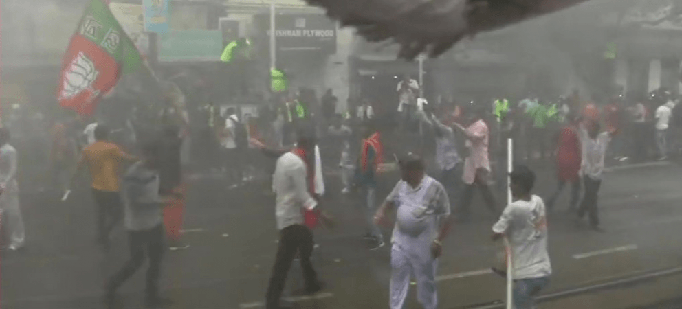 Kolkata Police resorted to teargas shelling and used water cannons to disperse the mob. Kolkata Police